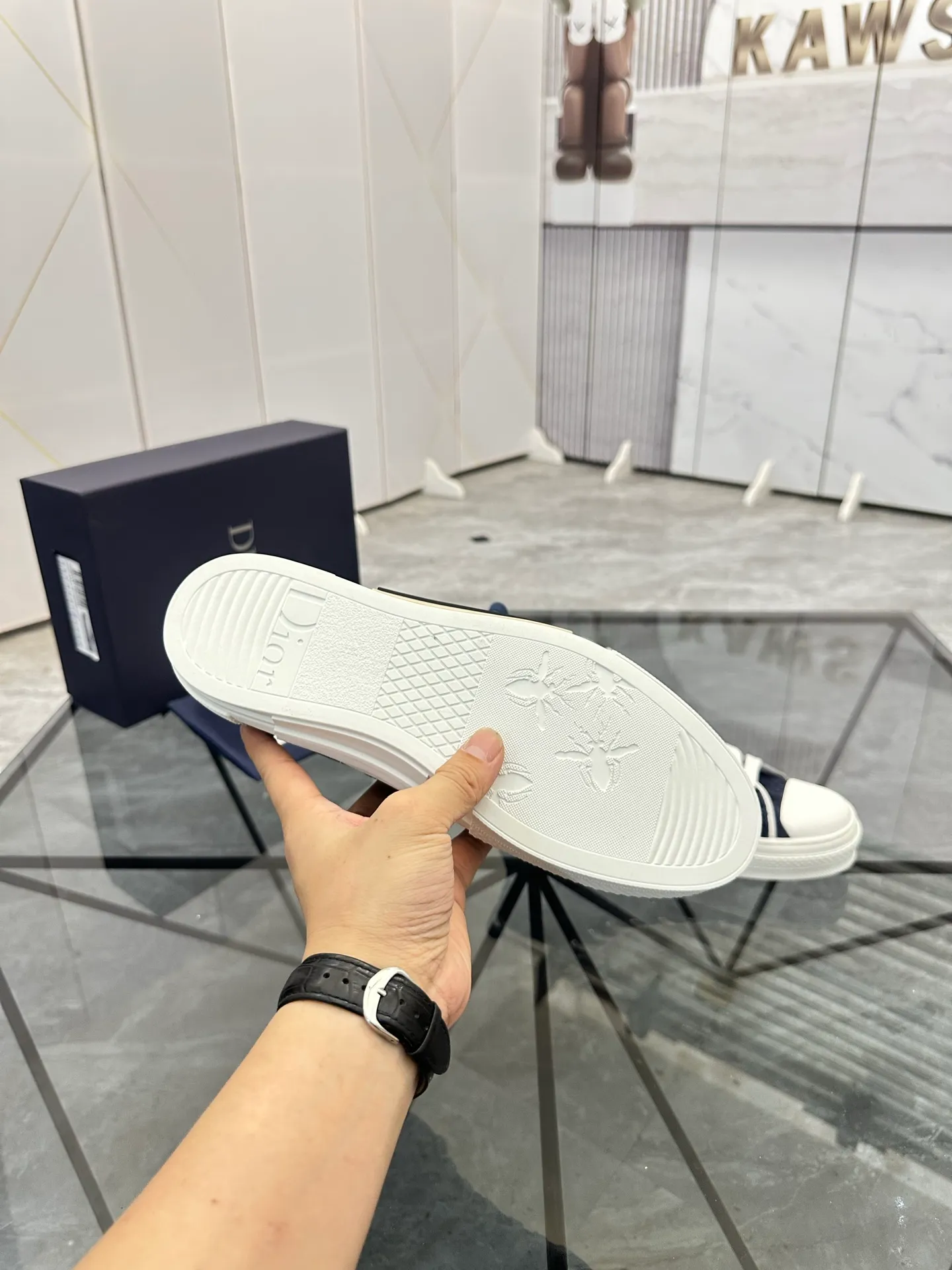 Selling men's shoes 💰: 💰P460¥ Product trademark: Dio* "Dior*" high-top casual shoes Regular size: 36-45 (can be customized to 46) Couple style B23 Product materials: Upper imported original fabric, breathable lining, original outsole. No.: 007